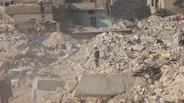 סוריה רעידת אדמה איש הקסדות הלבנות מחפש ניצולים ב אידליב