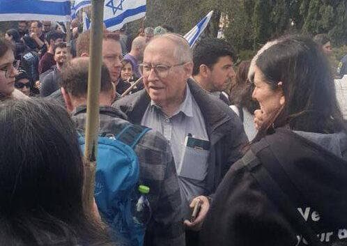 אליקים רובינשטיין בהפגנה בירושלים