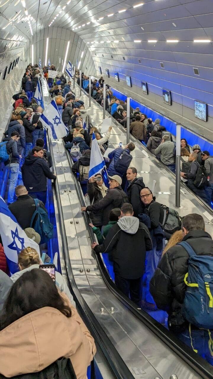 עומסים בתחנת רכבת הרצליה לפני ההפגנה נגד הרפורמה בירושלים 
