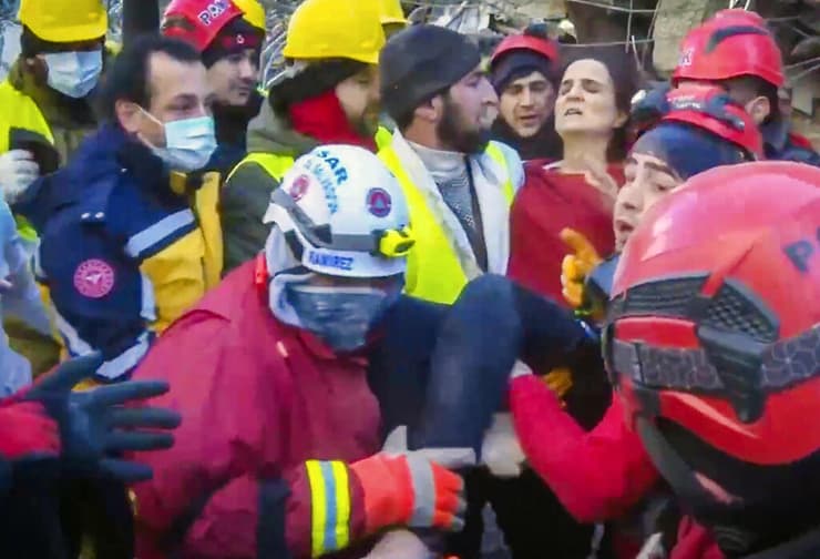 טורקיה אישה מחולצת מה הריסות אתמול יום ראשון ב קרמנמנרש רעידת אדמה