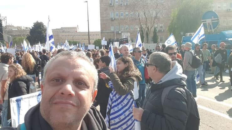 גיא עברון בהפגנה לפני שהותקף