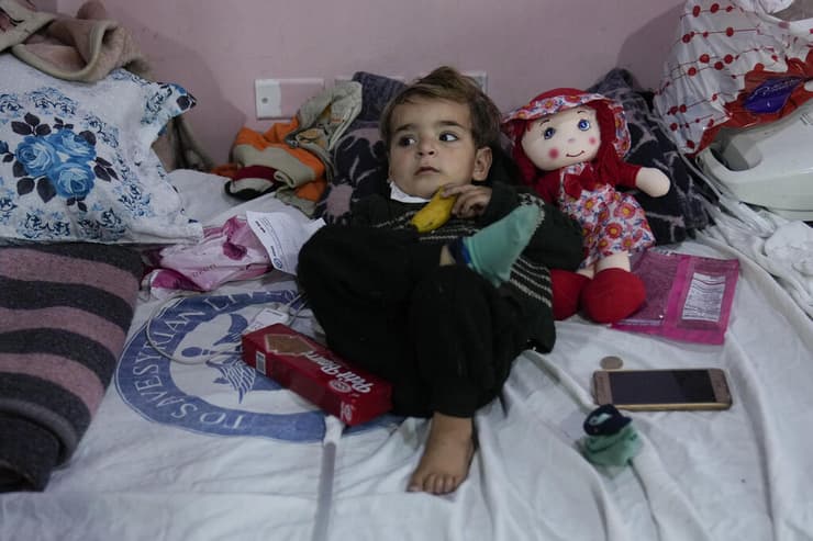 סוריה ילד סורי מטופל ב מעבר גבול עם טורקיה רעידת אדמה