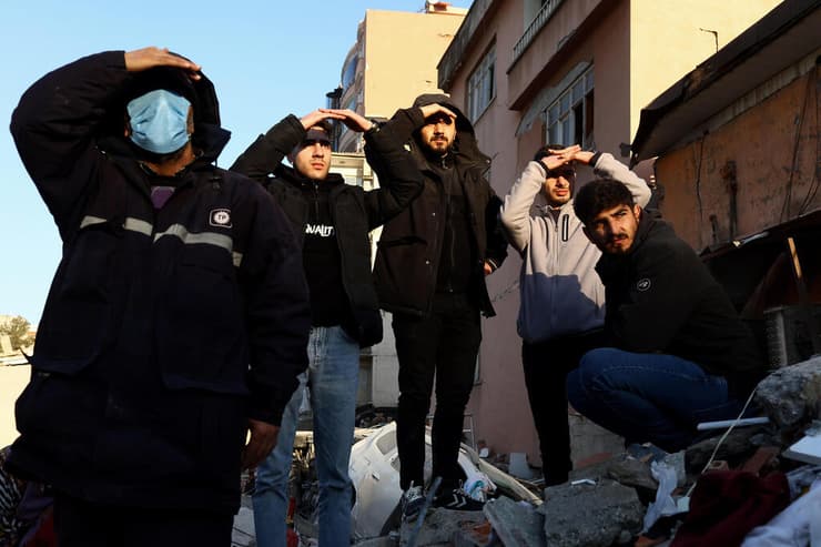 טורקיה רעידת אדמה ניצולים מחכים ל בשורות על קרוביהם ב אדיאמאן