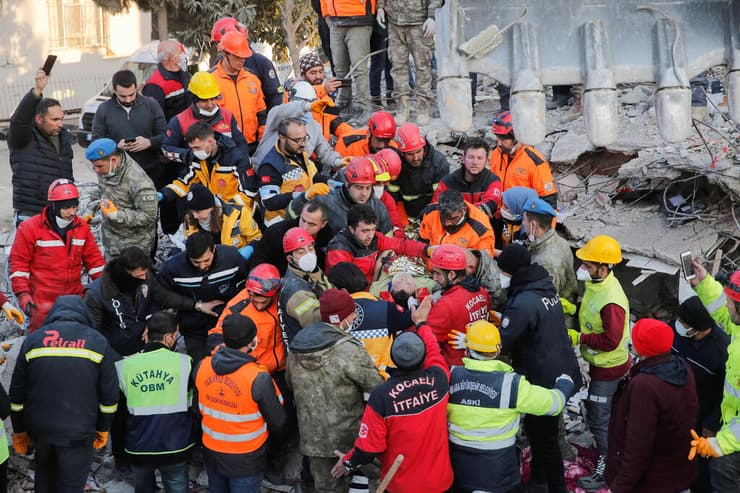 ילד בן 13 חולץ מההריסות במחוז הטאי ב טורקיה 182 שעות אחרי רעידת האדמה