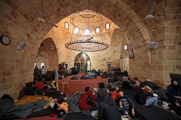 סוריה רעידת אדמה פליטים עקורים ישנים ב מסגד
