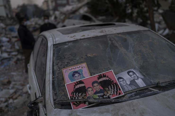 טורקיה רעידת אדמה תמונות ש נמצאו בהריסות בניין מונחות על שמשה קדמית של מכונית אדיאמאן