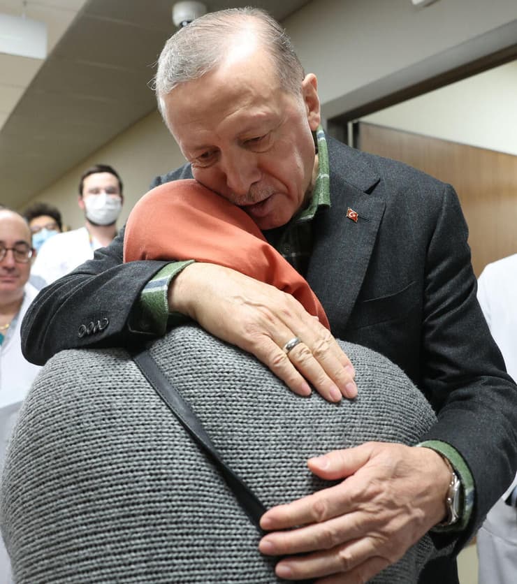 נשיא טורקיה רג'פ טאיפ ארדואן מחבק אישה איסטנבול ביקור פצועים רעידת אדמה