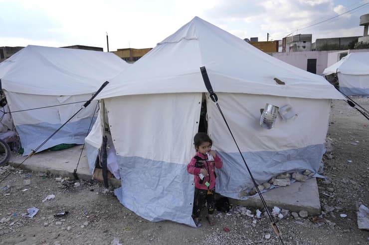 סוריה ילדה ש משפחתה איבדה את הבית ב רעידת אדמה ליד אוהל ב קילי
