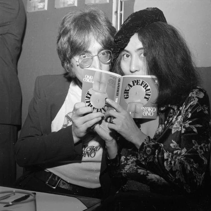 יוקו אונו וג'ון לנון עם הספר Grapefruit 