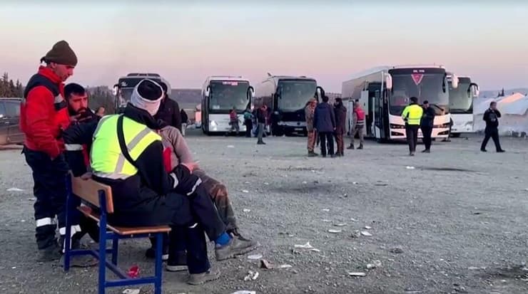 טורקיה רעידת אדמה מחוז הטאי מפונים עולים ל אוטובוסים
