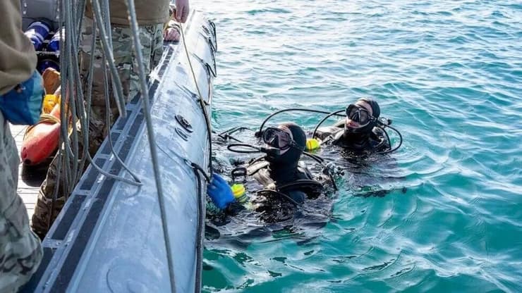 ארה"ב אנשי חיל הים האמריקני צוללים לאסוף שרידים של בלון ריגול סיני מול דרום קרוליינה