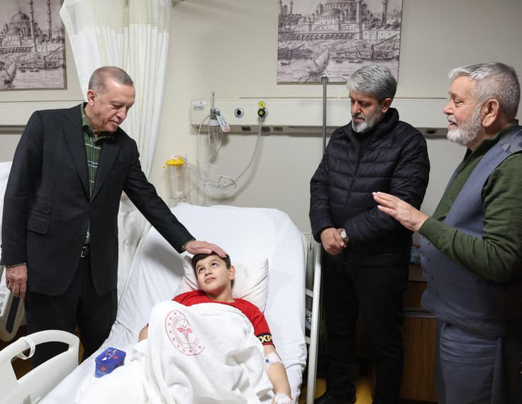 נשיא טורקיה רג'פ טאיפ ארדואן איסטנבול ביקור פצועים רעידת אדמה