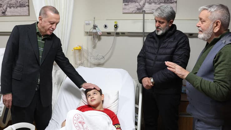 נשיא טורקיה רג'פ טאיפ ארדואן איסטנבול ביקור פצועים רעידת אדמה