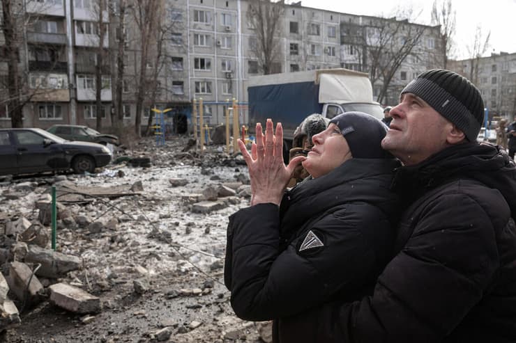 אוקראינה פוקרובסק מחוז דונייצק אישה נסערת כ שאחיה מחולץ מ בית שספג נזק כבד מ טיל רוסי