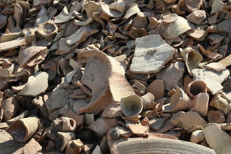 שברי כלים החרס שהתגלו בחפירות של לגש, בהם הגישו אוכל לאנשים שישבו בבית המרזח הקדום