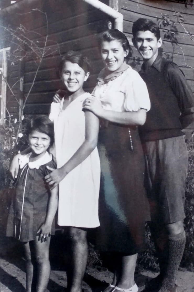 ארבעת ילדיו של טוביה הצלם: בתיה לוסוס (הקטנה ביותר), האחיות חנה ומרים והאח יעקב