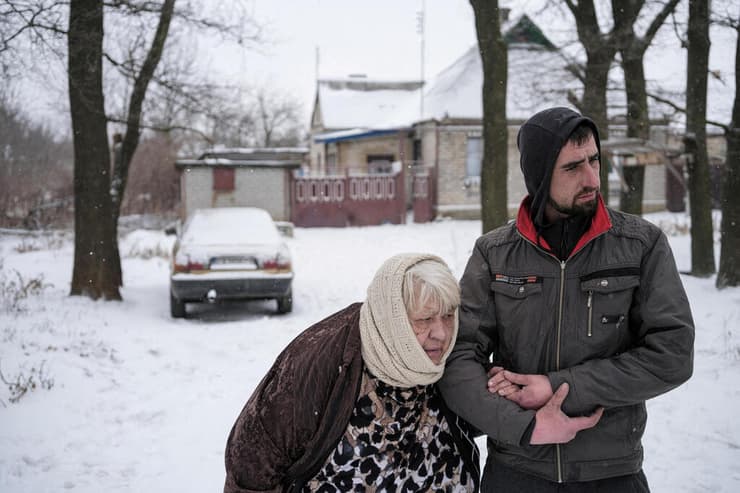אוקראינה מפנים אישה בת 75 בצ'אסיב יאר מחוז דונייצק במהלך הפגזה רוסית