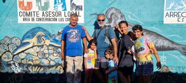 עם מנואל וציורי הקיר המרשימים שלו, בחוף לוס קובנוס