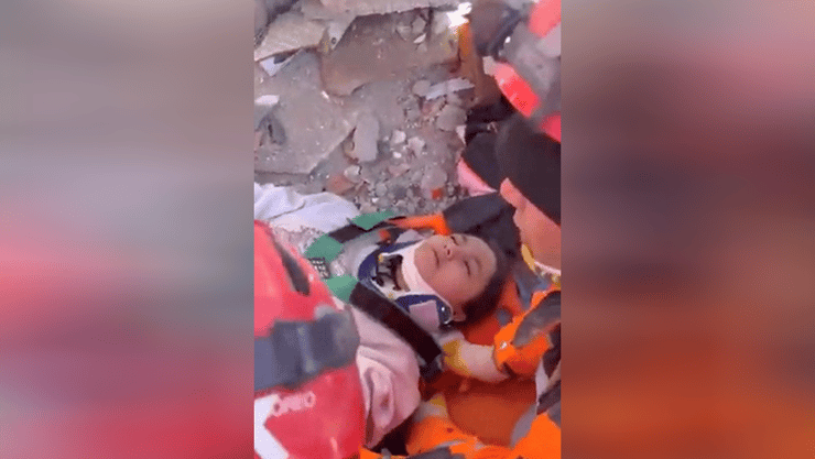 טורקיה חילוץ הנערה בת ה 17 אלניה אולמז מחוז קרמנמרש אחרי 10 ימים רעידת אדמה