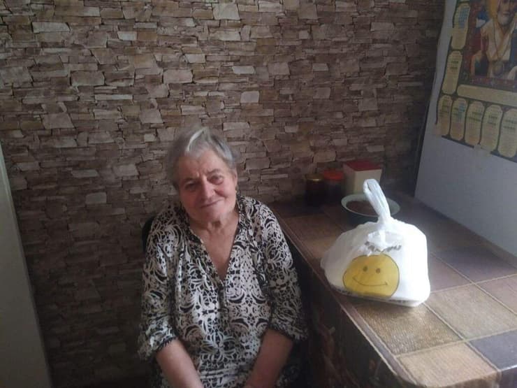 אישה מצ'רניהיב שמקבלת משלוח אוכל לביתה