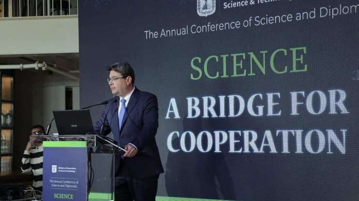 שר המדע, החדשנות והטכנולוגיה אופיר אקוניס בכנס השנתי לשגרירים זרים