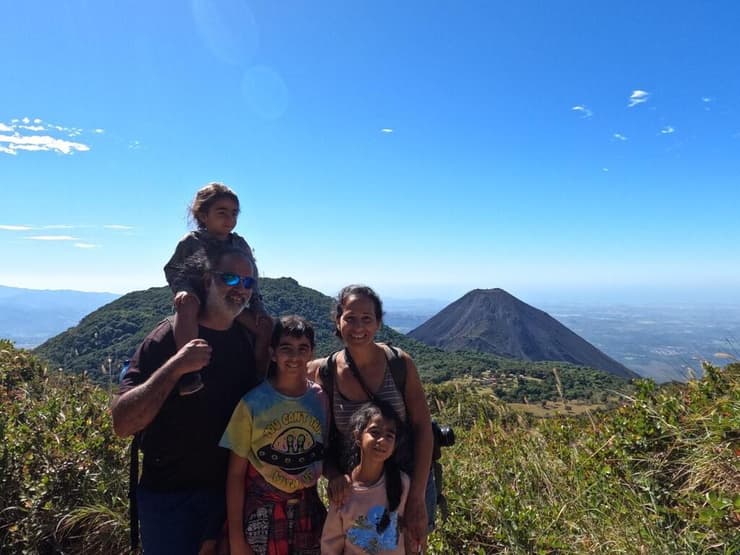 מטפסים על סנטה אנה, ברקע הרי הגעש סרו ורדה ואיסלקו