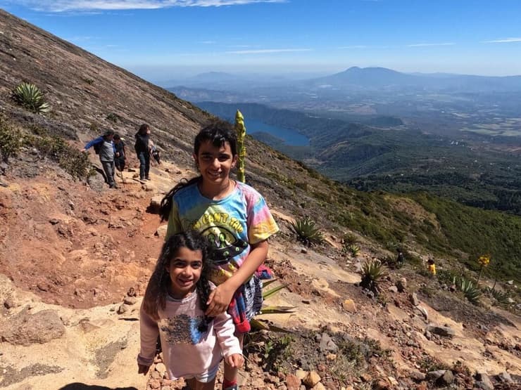 במהלך הטיפוס על הר הגעש סנטה אנה, אגם קוואטפקה ברקע