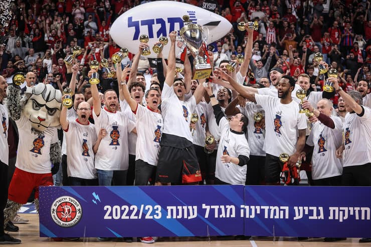 שחקני הפועל ירושלים עם גביע המדינה
