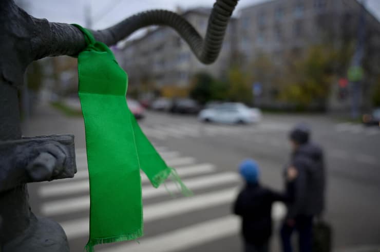 רוסיה מחאה שקטה נגד המלחמה ב אוקראינה סרט ירוק על ענף עץ ב מוסקבה