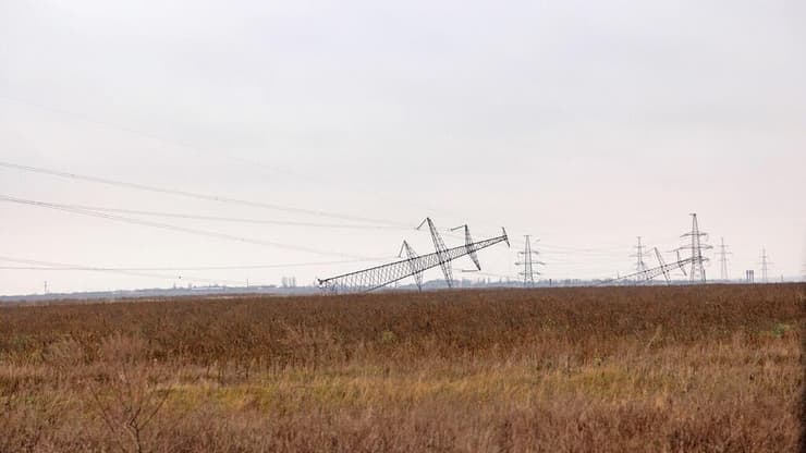 עמודי חשמל שהופלו ליד קראמטורסק במזרח אוקראינה