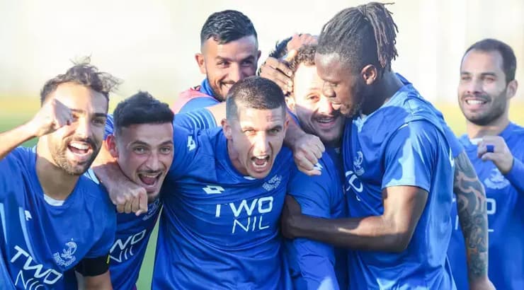 שחקני הפועל פתח תקווה חוגגים (שחר גרוס) שחקני הפועל פתח תקווה חוגגים