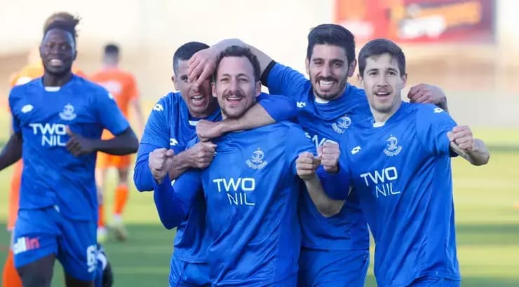 שחקני הפועל פתח תקווה חוגגים (שחר גרוס) שחקני הפועל פתח תקווה חוגגים