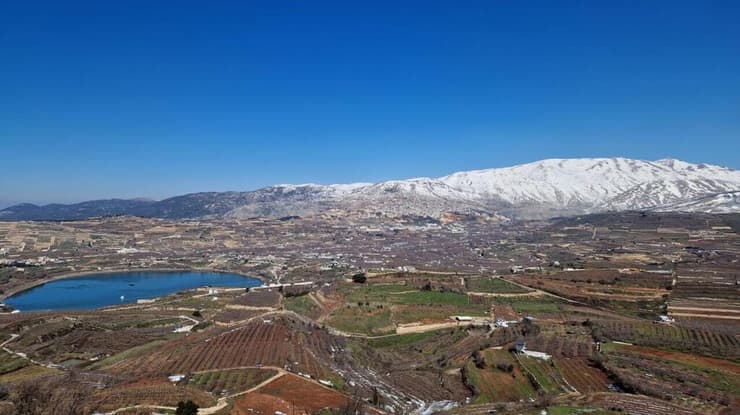 תצפית מהר ורדה על הר החרמון המושלג וברכת רם בצפון הגולן