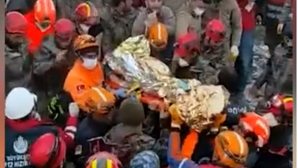 כוחות הצלה נושאים את הגבר ששרד 278 שעות מתחת להריסות