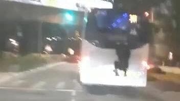 צעיר חרדי נתלה על אוטובוס נוסע בשכונת רמות בירושלים