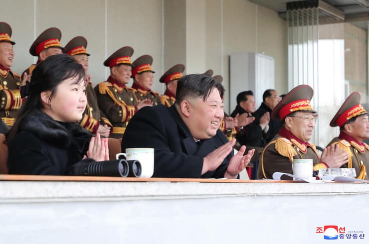 מנביג צפון קוריאה ובתו צופים במשחק