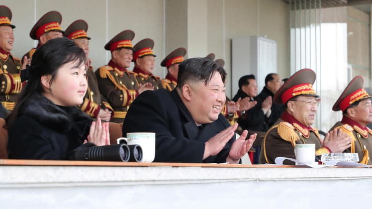 מנביג צפון קוריאה ובתו צופים במשחק