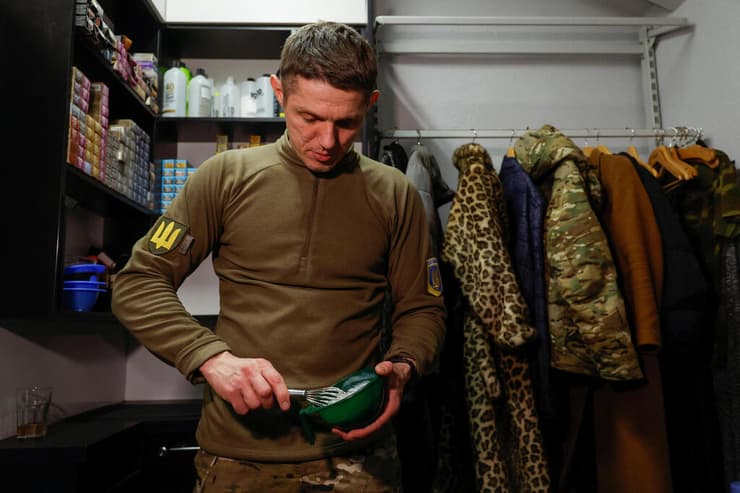 אולכסנדר שמשמור מתנדב אוקראיני ש"צד" מל"טים של רוסיה ב מספרה שבה הוא עובד ב קייב אוקראינה