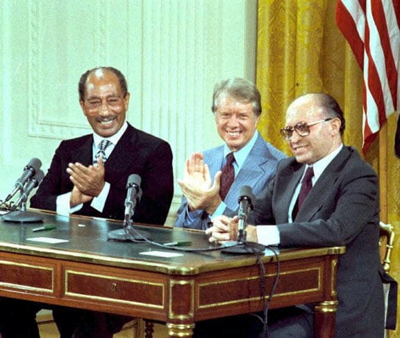 נשיא ארה"ב ג'ימי קרטר עם ראש ממשלת ישראל מנחם בגין ו נשיא מצרים אנואר סאדאת חותמים על הסכם קמפ דייוויד 1978