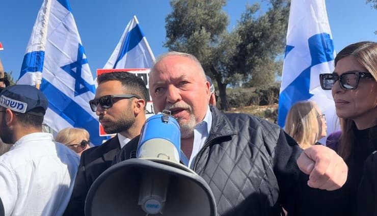 ליברמן בהפגנת תושבי לוד בירושלים