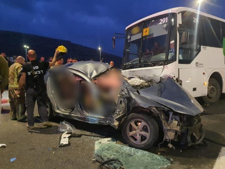 זירת התאונה בין אוטובוס לרכב פרטי סמוך למחצבת ניל"י