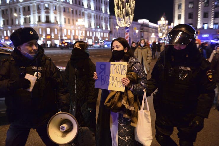 מעצר מפגינים ב מוסקבה רוסיה נגד המלחמה
