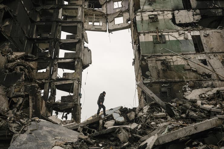 בניין הרוס בעקבות הקרבות במלחמה ב בורודיאנקה ליד קייב אפריל 2022 שנה ל מלחמה אוקראינה רוסיה