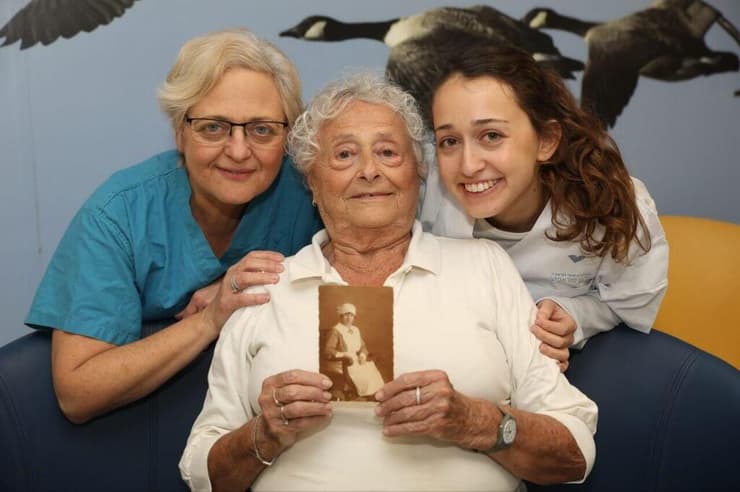 4 דורות סיעוד. שושנה שניידר, ליאורה אוטיץ, מעין אוטיץ ובתמונה הסבתא רבתא מרגלית פיירמן
