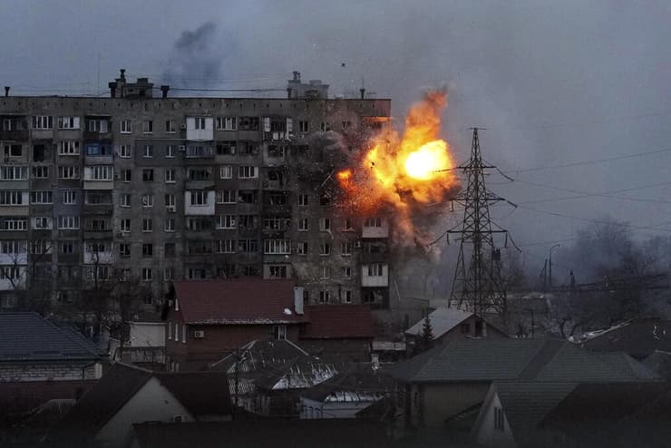אש בעקבות הפגזה מטנק רוסי של בניין ב מריופול במהלך הקרבות הקשים על העיר ב מרץ 2022 שנה ל מלחמה אוקראינה רוסיה