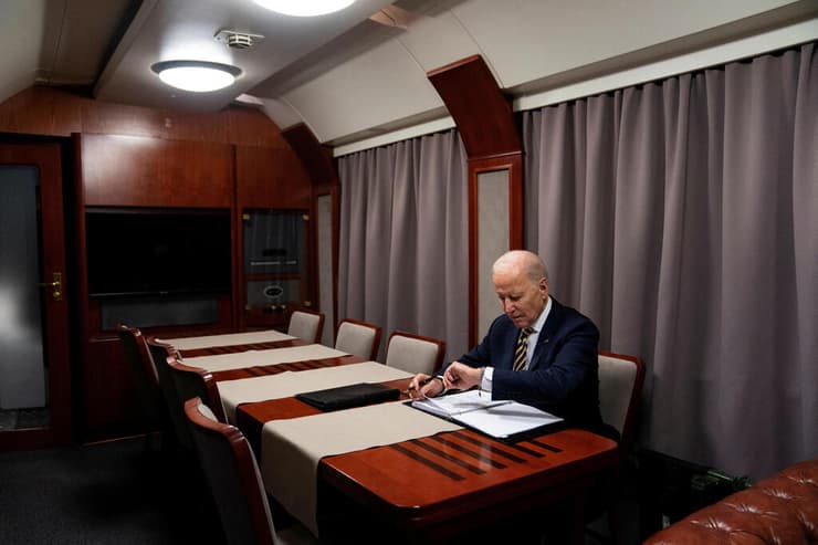 נשיא ארה"ב ג'ו ביידן ב רכבת בתום ביקור פתע ב קייב אוקראינה 20 בפברואר