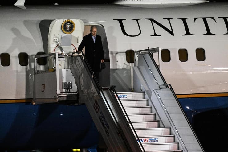 נשיא ארה"ב ג'ו ביידן נוחת ב ורשה פולין ביקור לקראת ציון שנה ל מלחמה ב אוקראינה