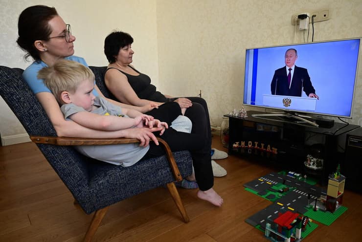 צופה ב נאום נשיא רוסיה ולדימיר פוטין