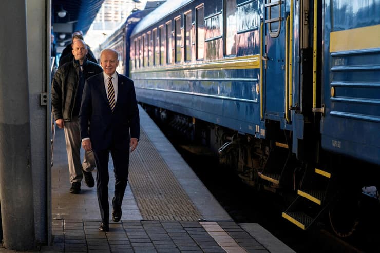 נשיא ארה"ב ג'ו ביידן מגיע ב רכבת לביקור פתע ב קייב אוקראינה 20 בפברואר