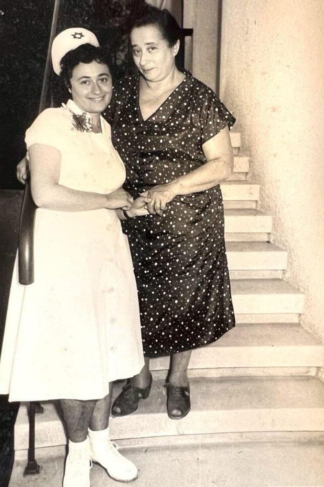  שושנה שניידר בסיום לימודיה עם אמה מרגלית פיירמן בבית חולים בני ציון